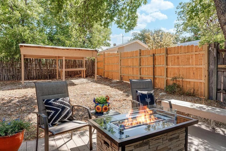 Revins Haus - Fire Pit & Walk to Main St House in Fredericksburg