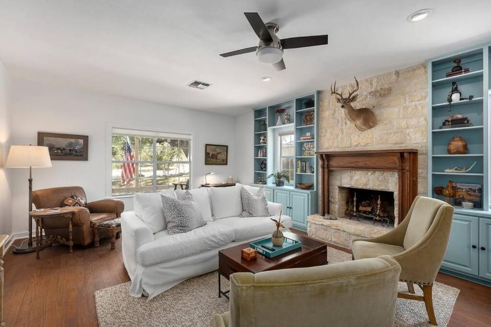 Revins Haus - Fire Pit & Walk to Main St House in Fredericksburg