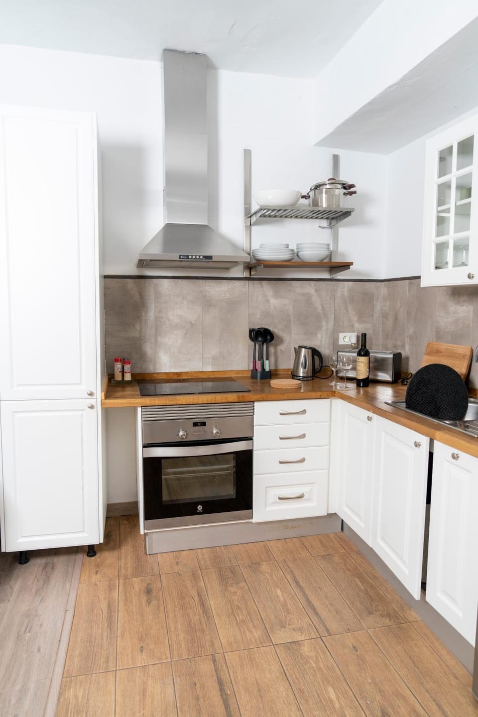 Coffee/tea facilities, Kitchen or kitchenette, stove, toaster