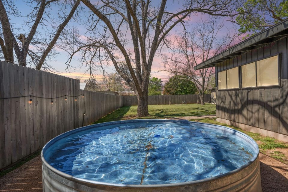 Schubert Haus - 2 BLKS to Main St Hot Tub & Pool House in Fredericksburg