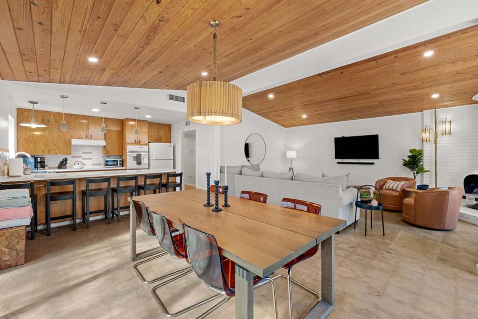 Schubert Haus - 2 BLKS to Main St Hot Tub & Pool House in Fredericksburg