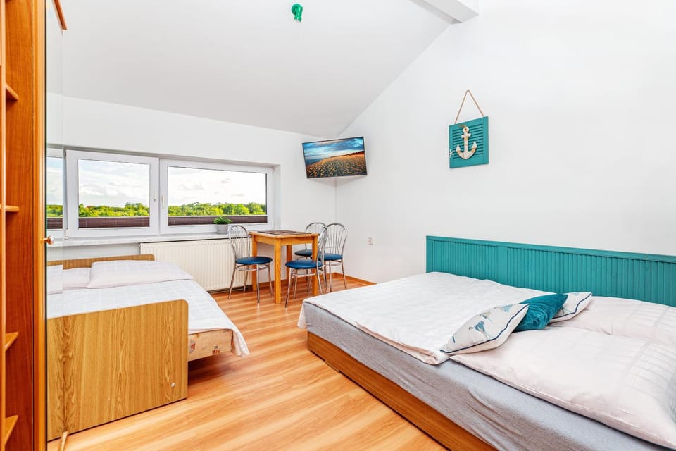 Bed, TV and multimedia, Bedroom