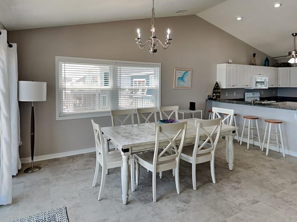 Renegade - Oceanfront and Allows Pets! House in Surf City