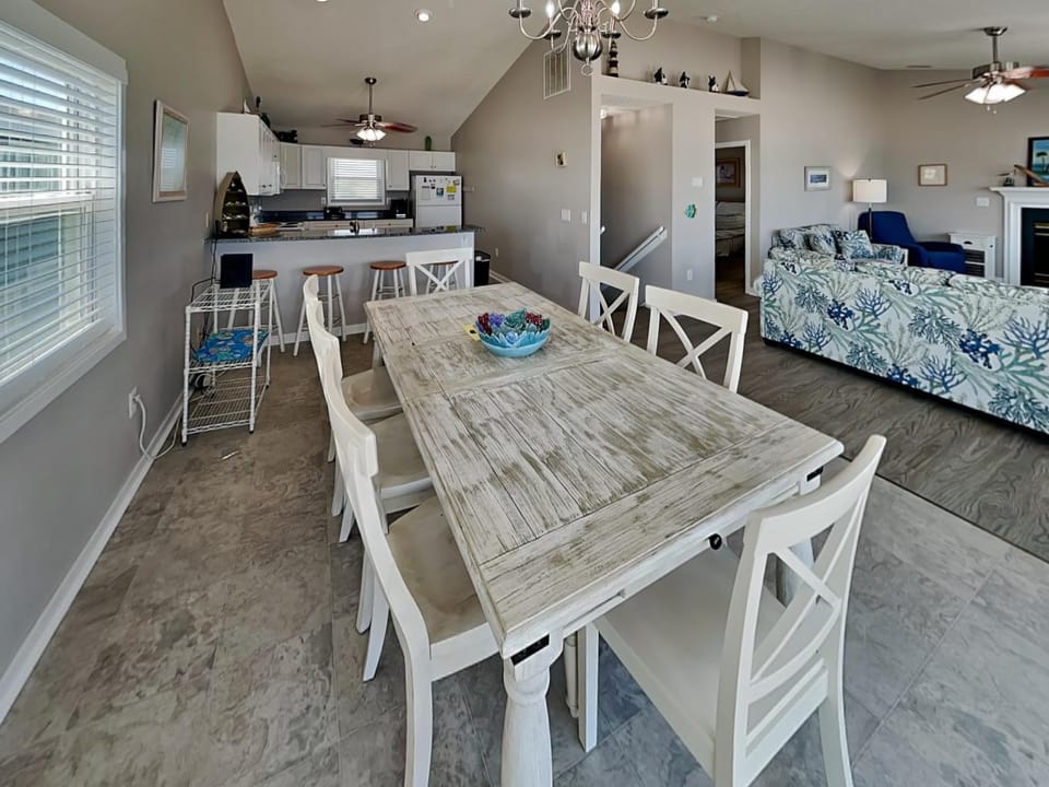 Renegade - Oceanfront and Allows Pets! House in Surf City