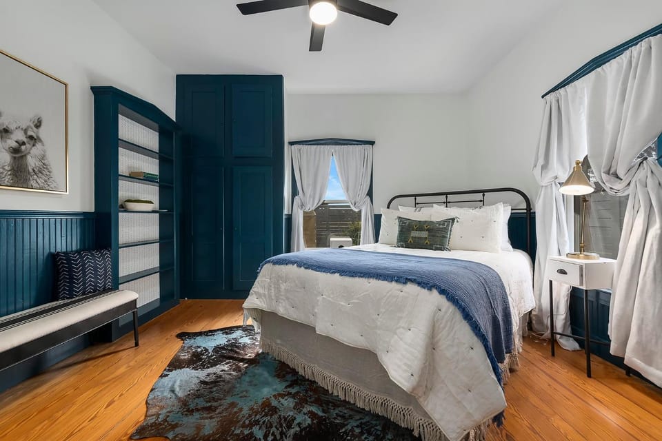 Stonewall Main Haus - Sleeps 6 House in Stonewall