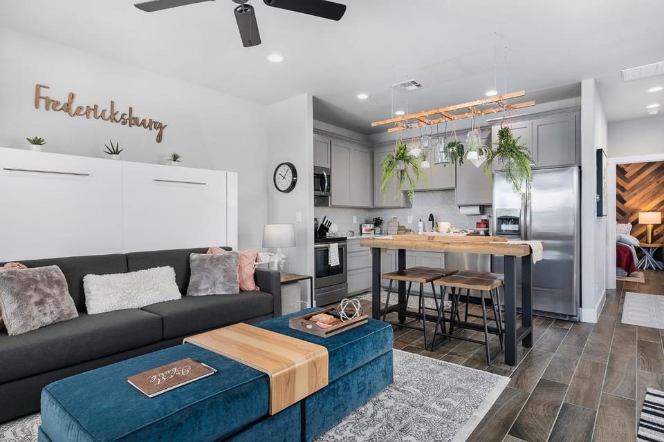 Strawberry Suite - Fire Pit BBQ Grill & more House in Fredericksburg