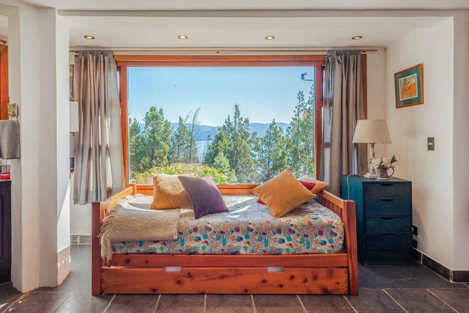 Bed, Seating area