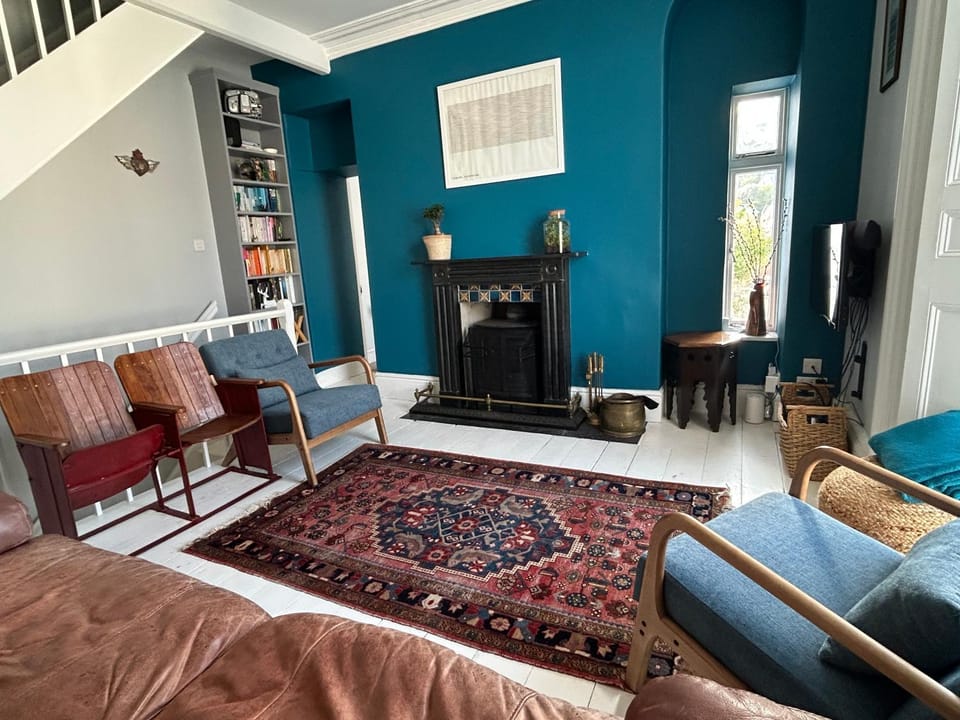 Lounge or bar, Seating area, fireplace