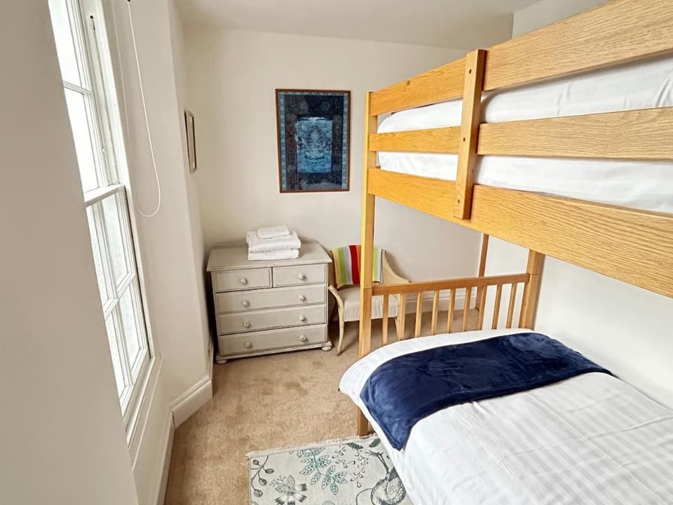 Bedroom, bunk bed