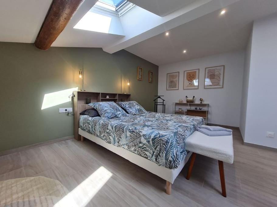 Bed, Photo of the whole room