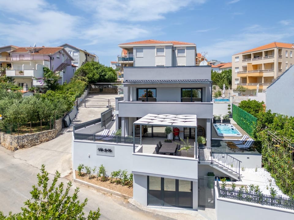 Swimming pool, sunbed