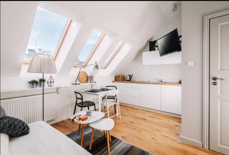 TV and multimedia, Kitchen or kitchenette, Living room, Seating area, Dining area