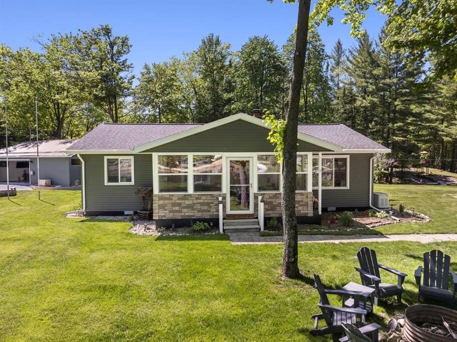 Welcome to Lakeside Lodge - Game Cave, Golf Greens House in Michigan