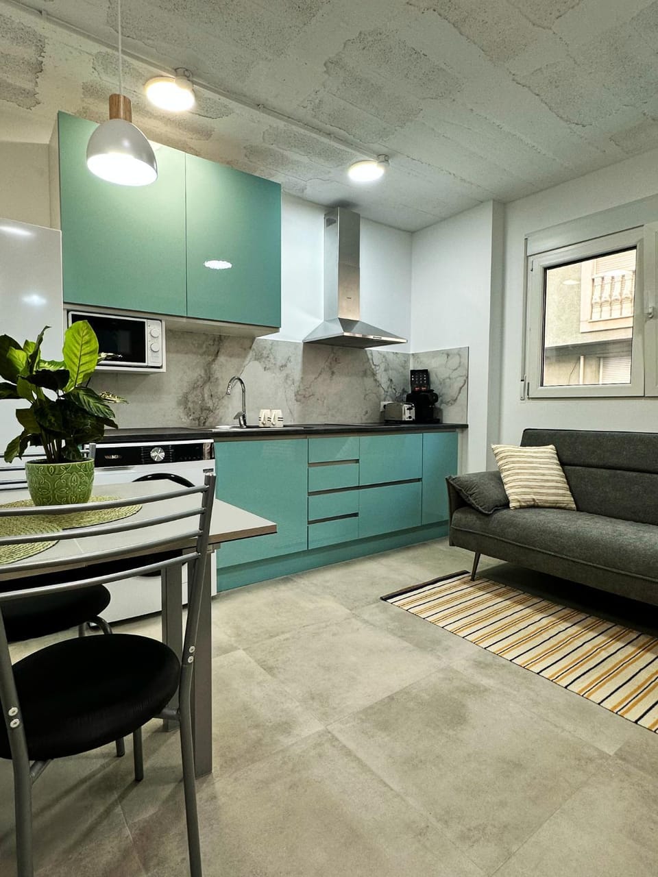 Kitchen or kitchenette, Seating area, Dining area