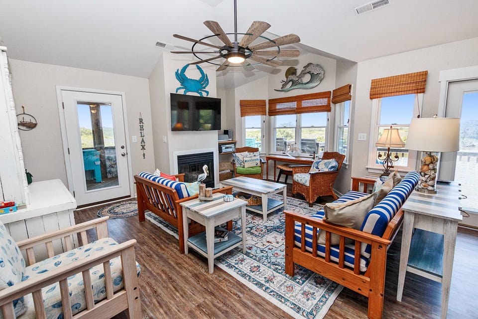 Soundside, Canal Front! Water views!, 4x535, The 4x4 Leaf Clover House in Carova Beach