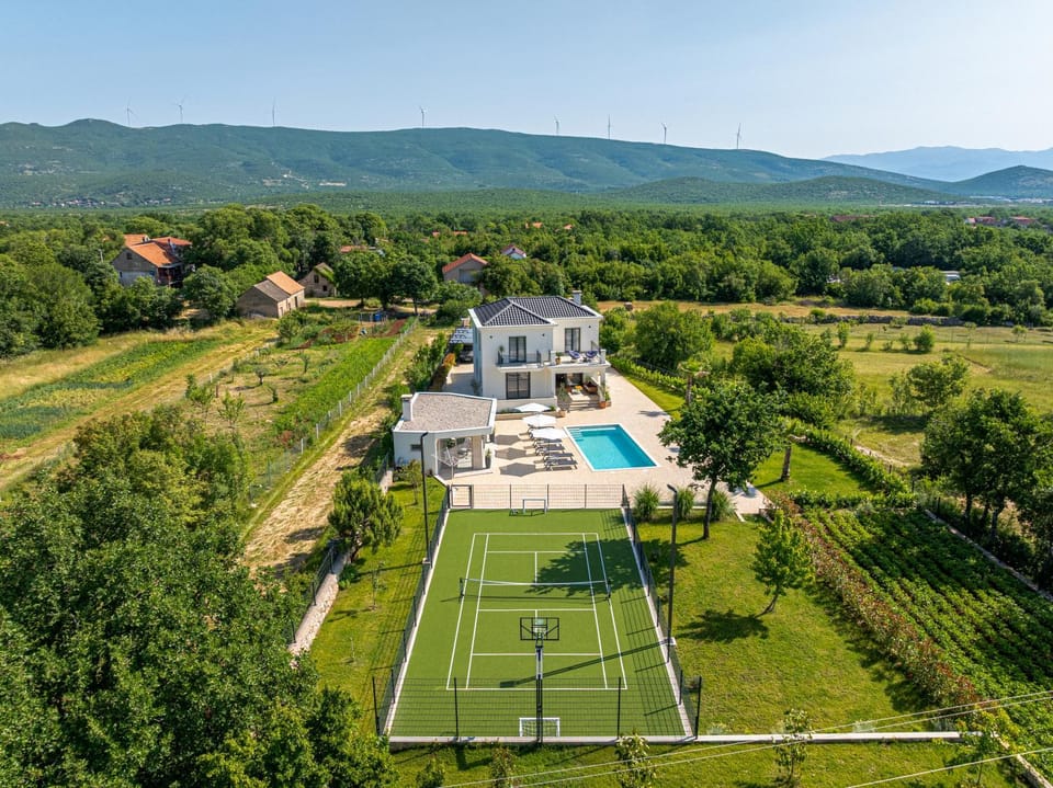 Nearby landmark, Day, Natural landscape, Bird's eye view, Squash, Tennis court, Mountain view, Pool view, Swimming pool