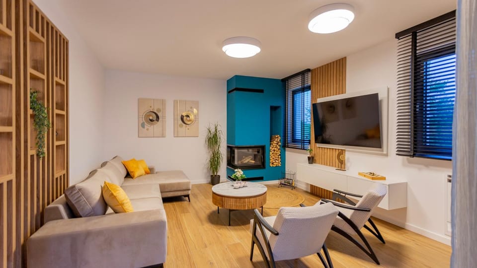 Communal lounge/ TV room, TV and multimedia, Living room, Seating area, Evening entertainment