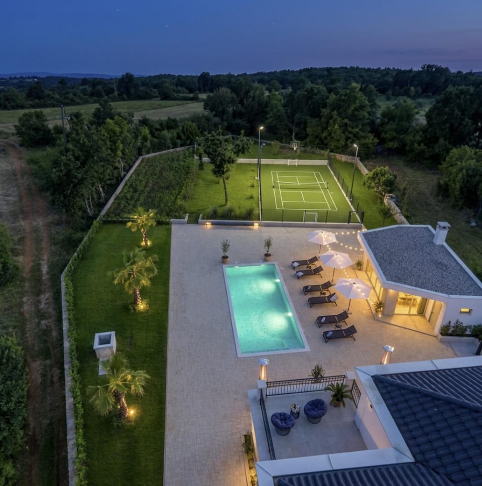 Day, Squash, Tennis court, Pool view, Swimming pool, sunbed