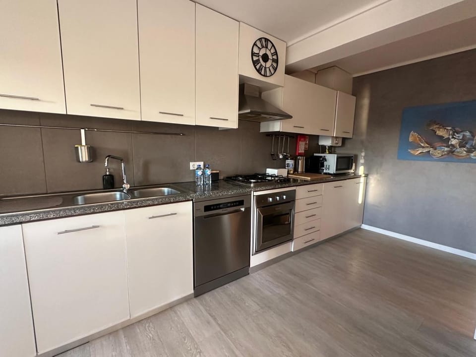 Coffee/tea facilities, Kitchen or kitchenette, dishwasher, oven, stove, toaster