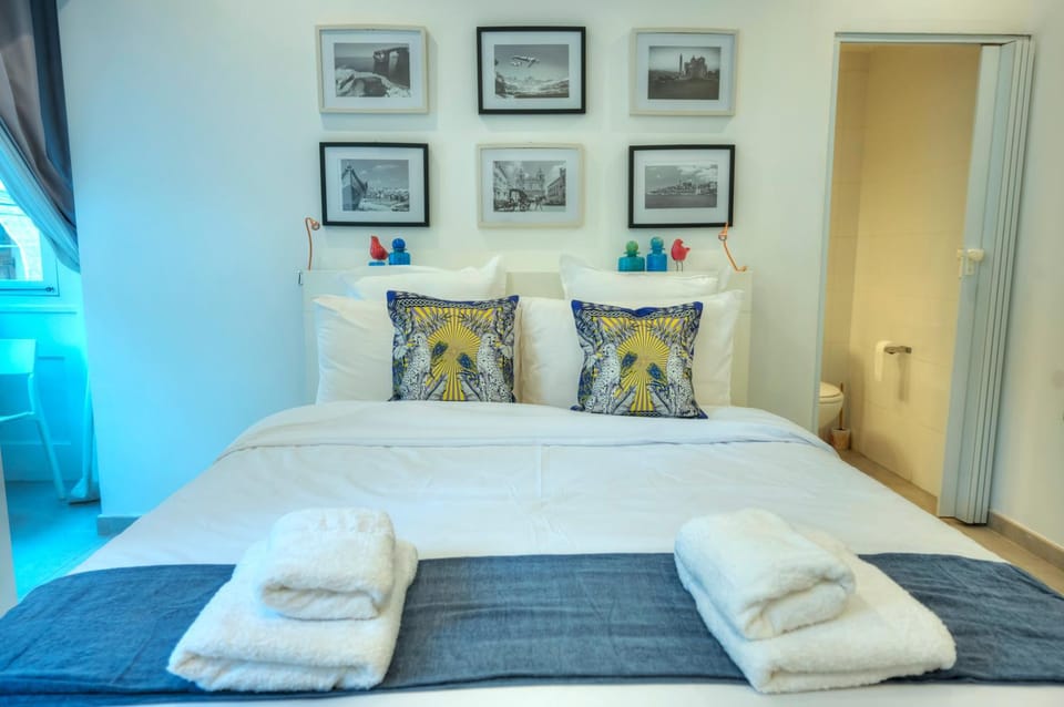 Seaview Sliema 30 seconds to High Street & Ferry, 2x Double En-suite Bedrooms, Modern Whole Traditional Townhouse, Kitchen, Living Area, & Roof Terrace House in Sliema