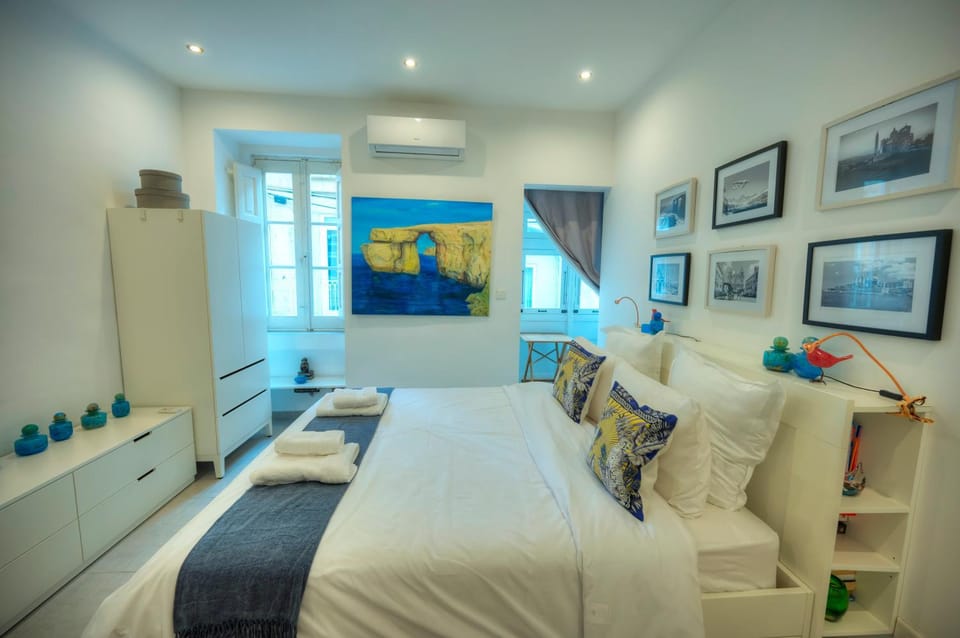 Seaview Sliema 30 seconds to High Street & Ferry, 2x Double En-suite Bedrooms, Modern Whole Traditional Townhouse, Kitchen, Living Area, & Roof Terrace House in Sliema