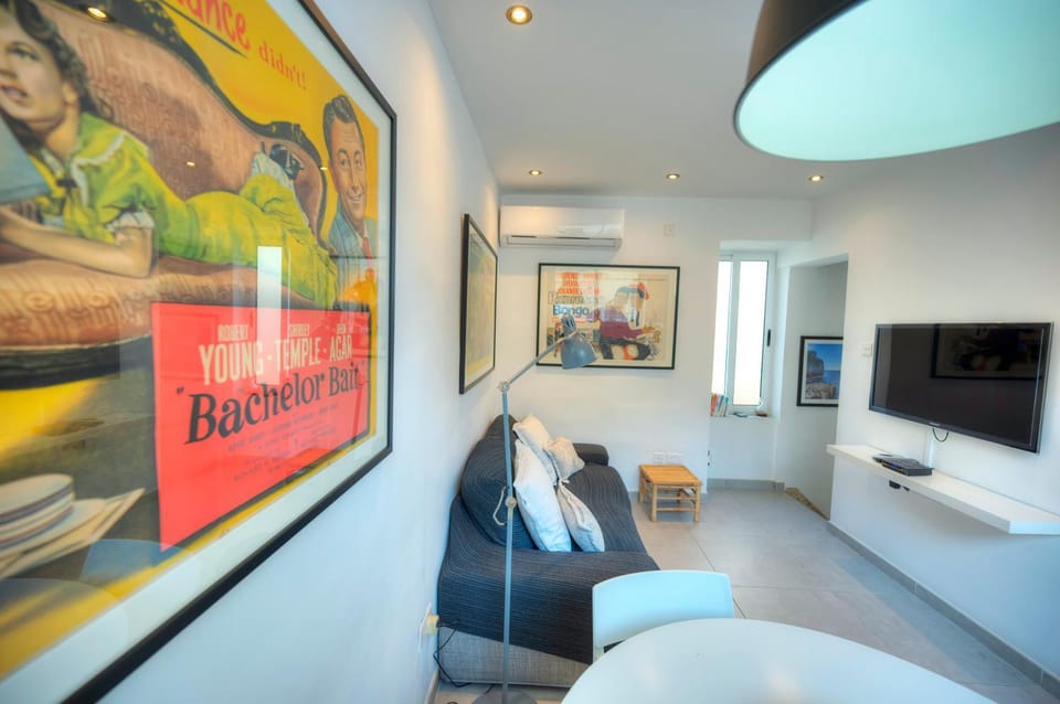Seaview Sliema 30 seconds to High Street & Ferry, 2x Double En-suite Bedrooms, Modern Whole Traditional Townhouse, Kitchen, Living Area, & Roof Terrace House in Sliema