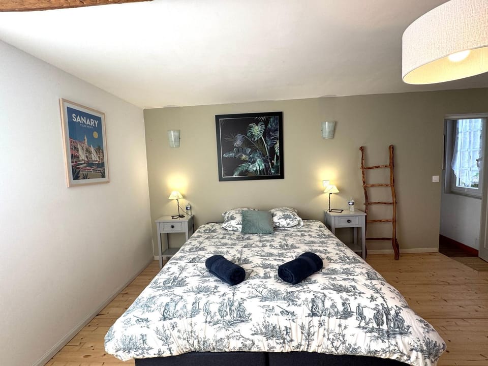 Bed, Photo of the whole room, towels