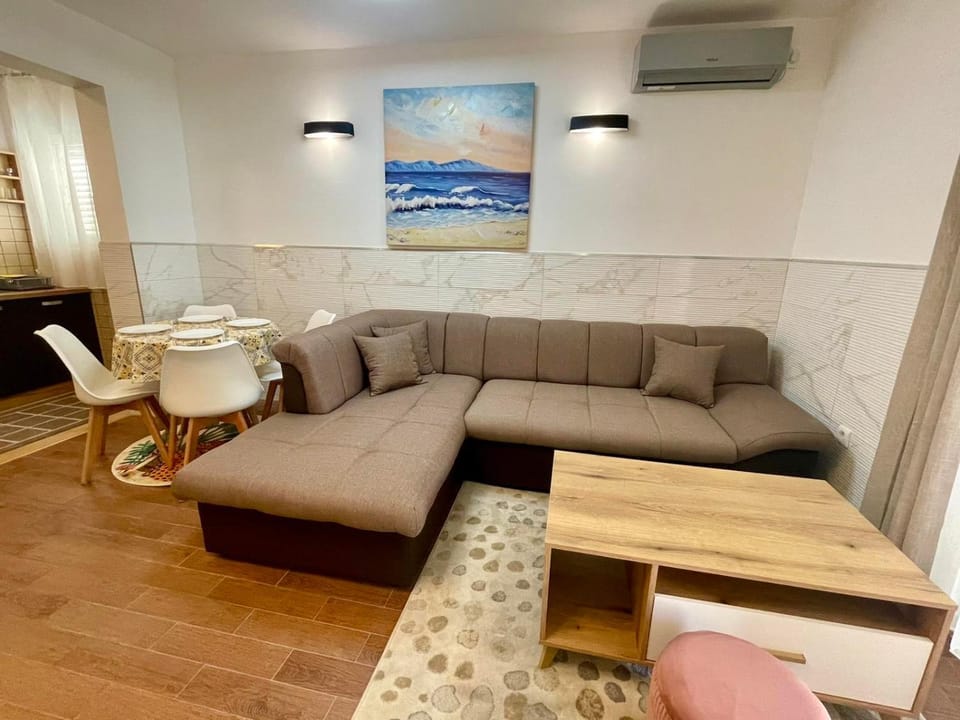 Living room, Seating area, air conditioner
