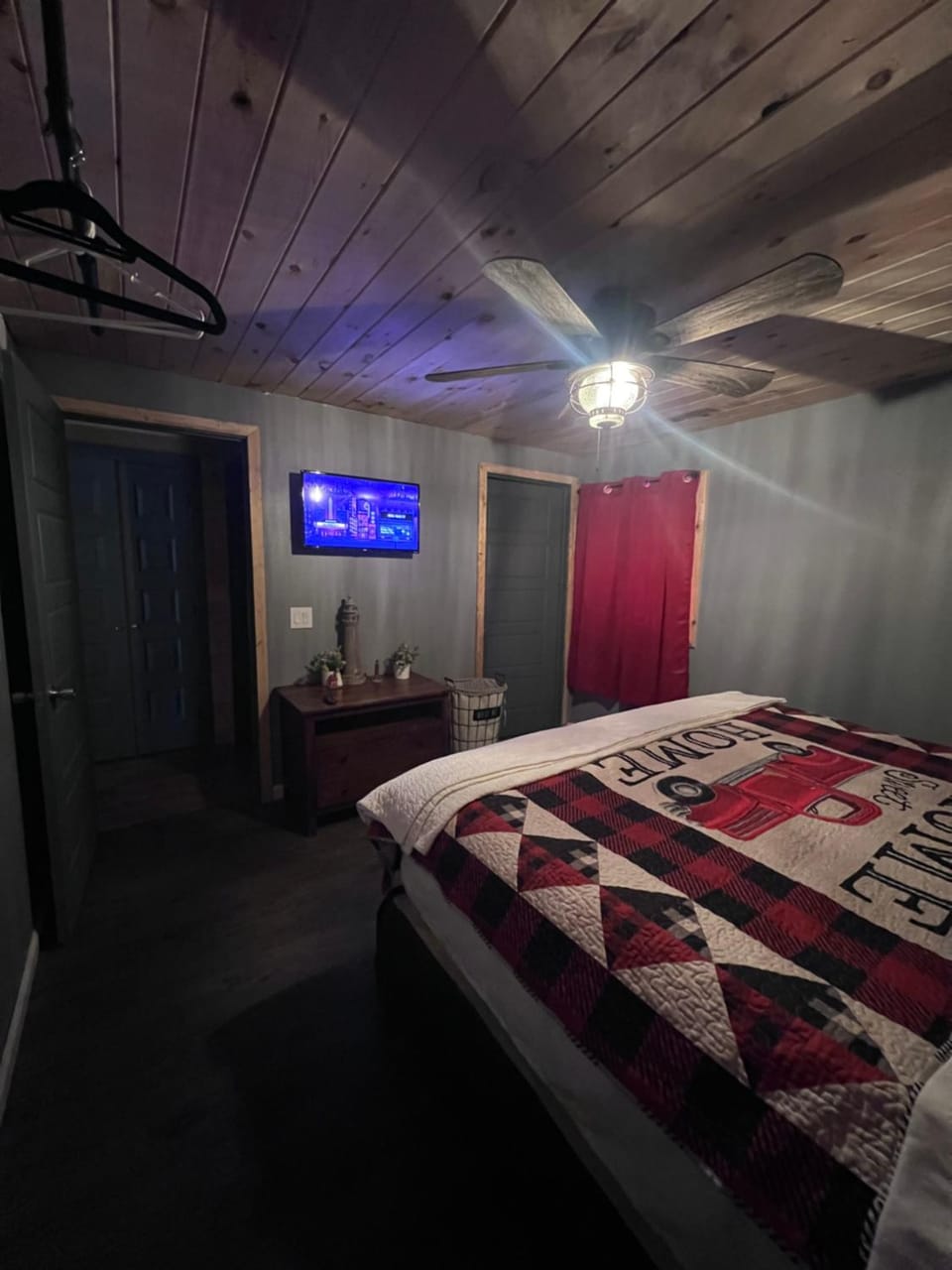 Bed, TV and multimedia, Photo of the whole room, Bedroom