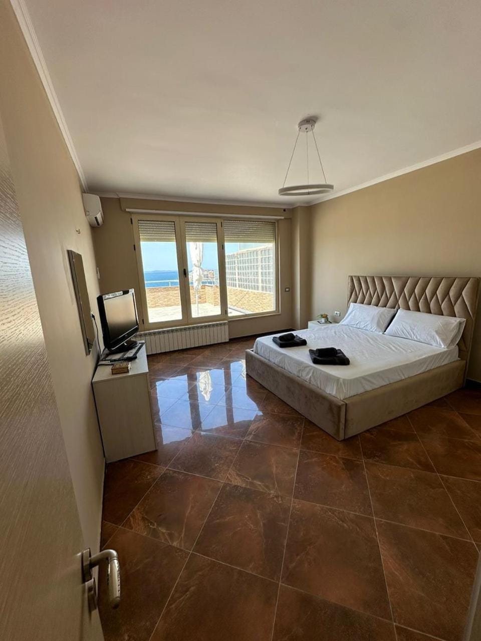 Bed, TV and multimedia, Living room, Photo of the whole room, Seating area, Bedroom