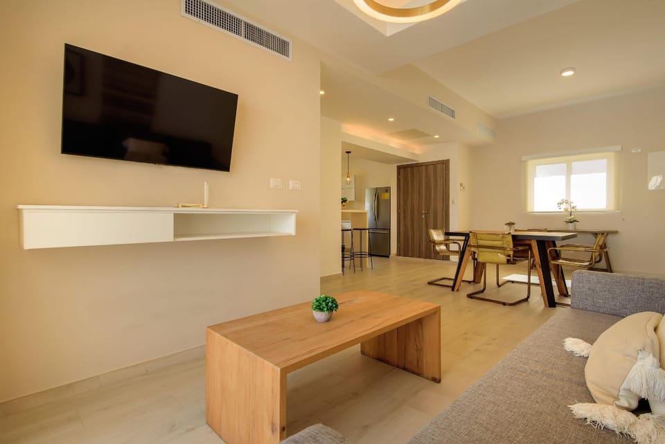 Bed, TV and multimedia, Living room
