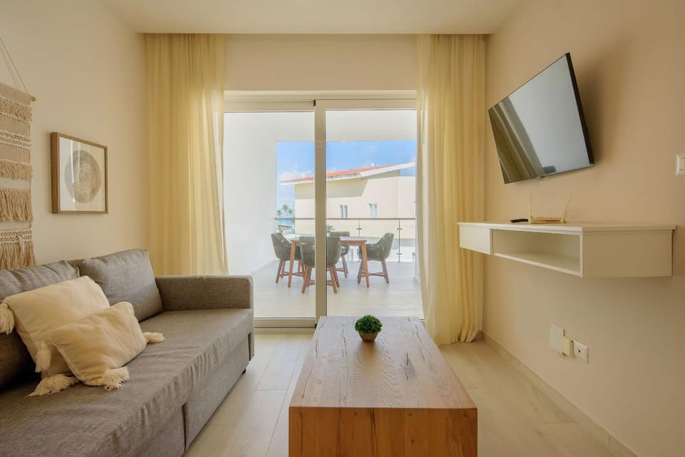 Bed, TV and multimedia, Living room
