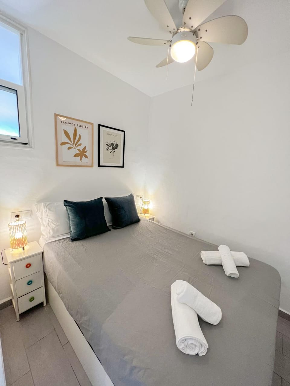 Bed, Photo of the whole room, Bedroom