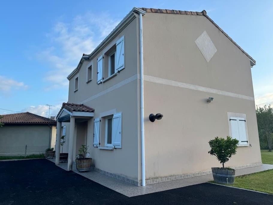 Maison jardin proche lac & Autoroute Villa in Nouvelle-Aquitaine