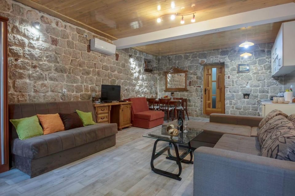 Hidden Gem Apartment of the Old Street Apartment in Kotor Municipality