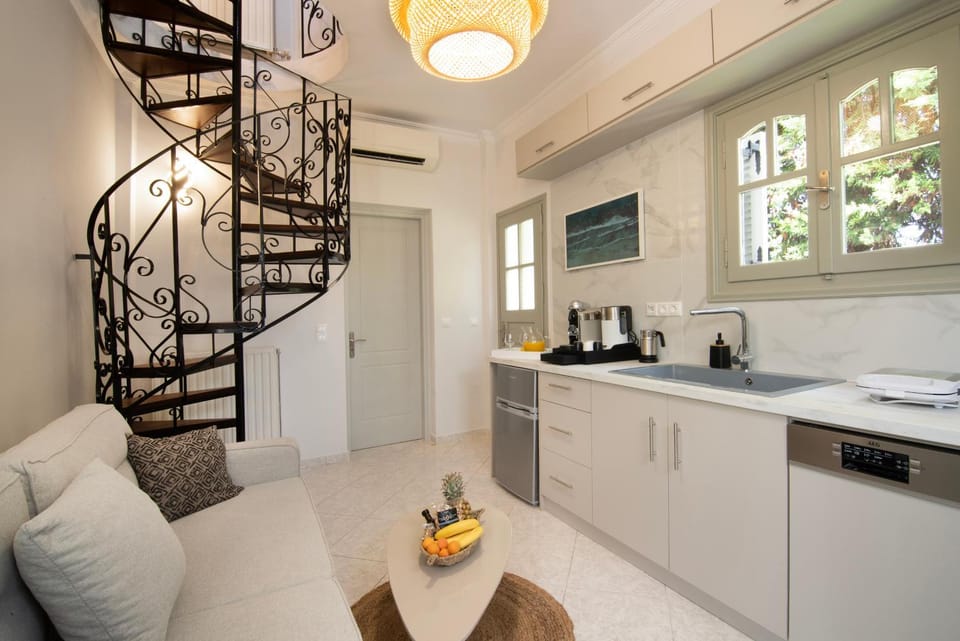 Coffee/tea facilities, Kitchen or kitchenette, Living room, Seating area, dishwasher, minibar