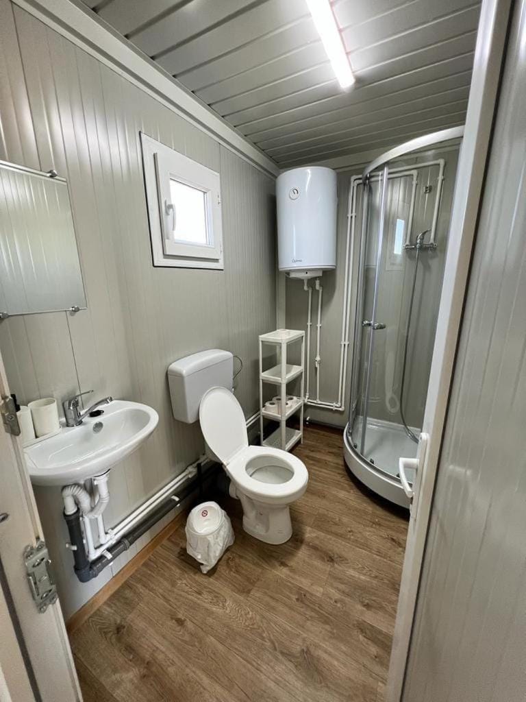 Shower, Toilet, Bathroom, towels