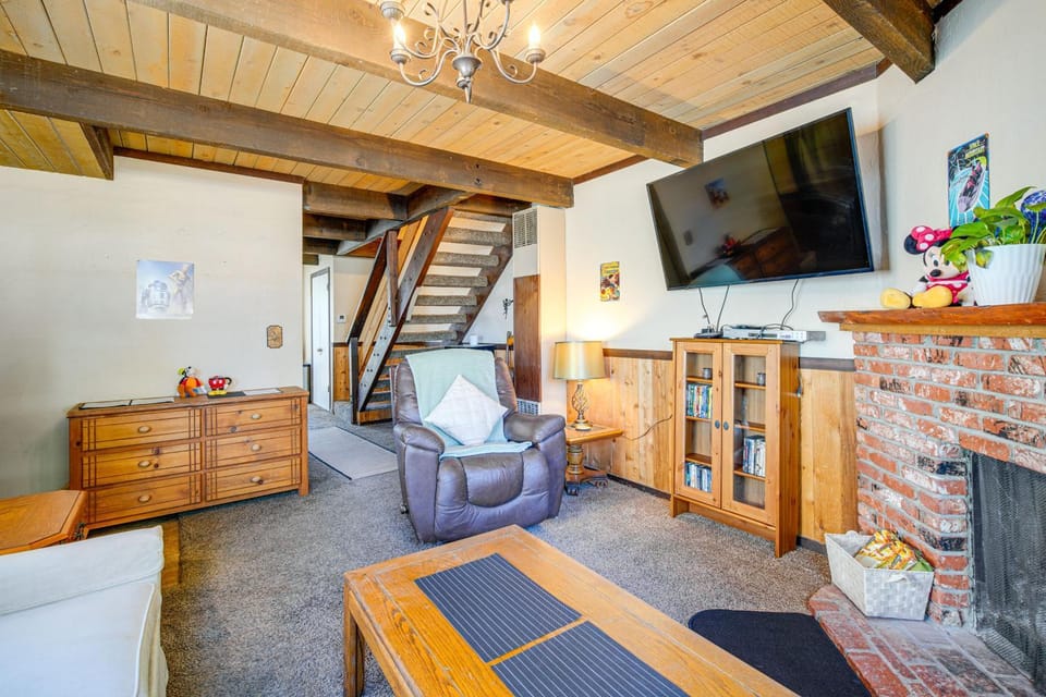 Near Lakes & Skiing: Cozy Sugarloaf Cabin w/ Yard Cabin in Southern California