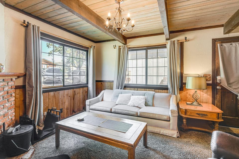 Near Lakes & Skiing: Cozy Sugarloaf Cabin w/ Yard Cabin in Southern California