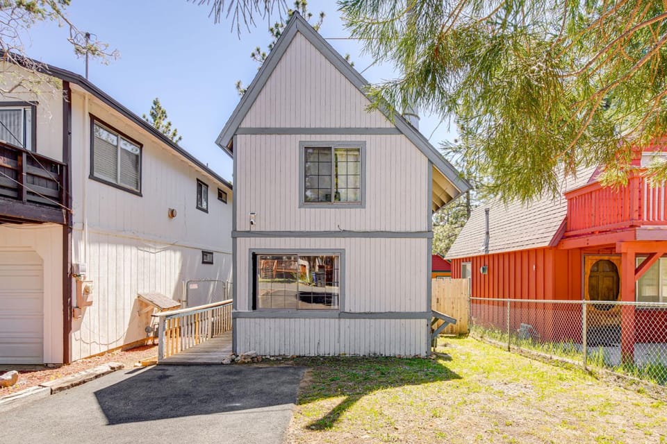 Near Lakes & Skiing: Cozy Sugarloaf Cabin w/ Yard Cabin in Southern California