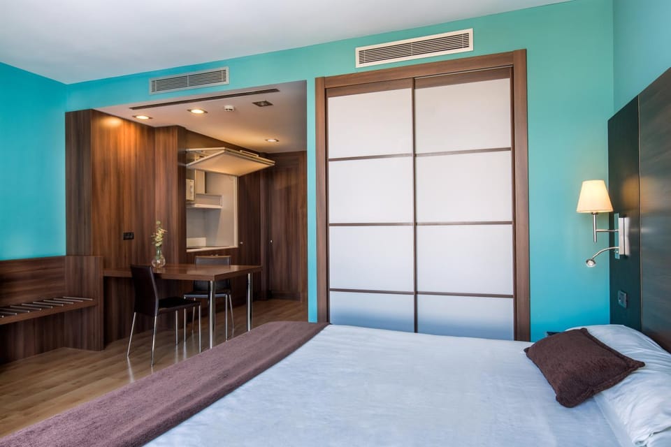 Bed, Photo of the whole room, Decorative detail, Bedroom