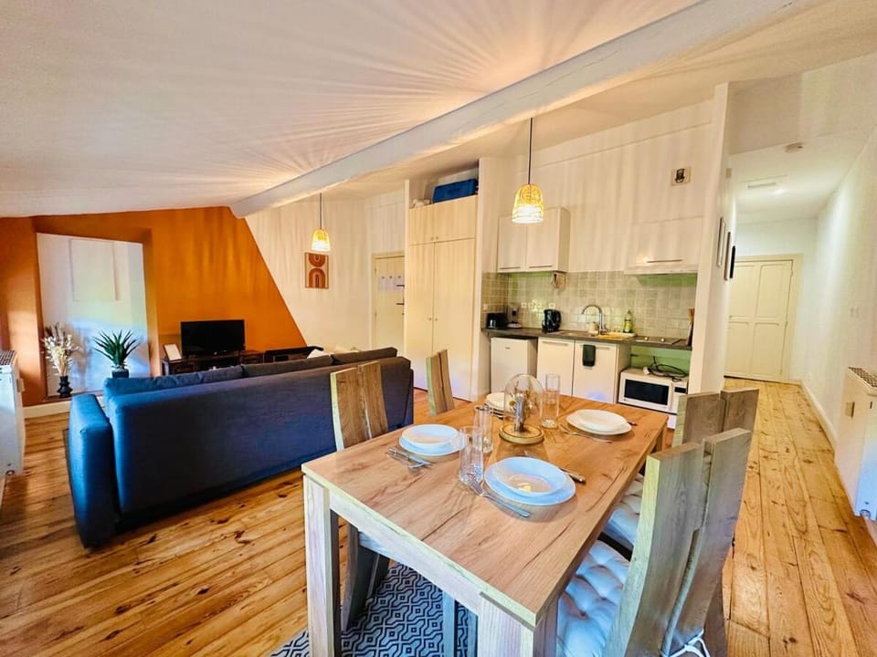 TV and multimedia, Kitchen or kitchenette, Living room, Seating area, Dining area, stove