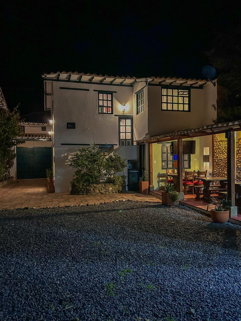 Property building, Restaurant/places to eat, Night, Garden, Breakfast