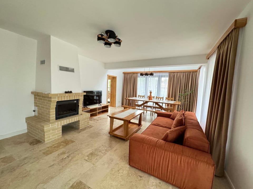 Communal lounge/ TV room, TV and multimedia, Living room, Seating area, Dining area