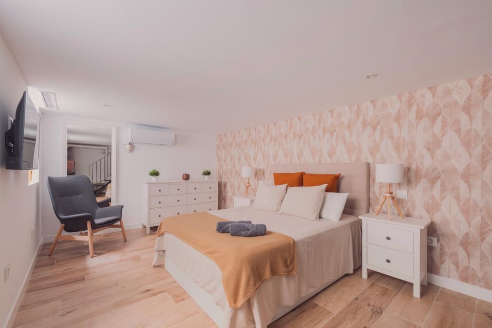 Bed, TV and multimedia, Photo of the whole room, Bedroom, towels