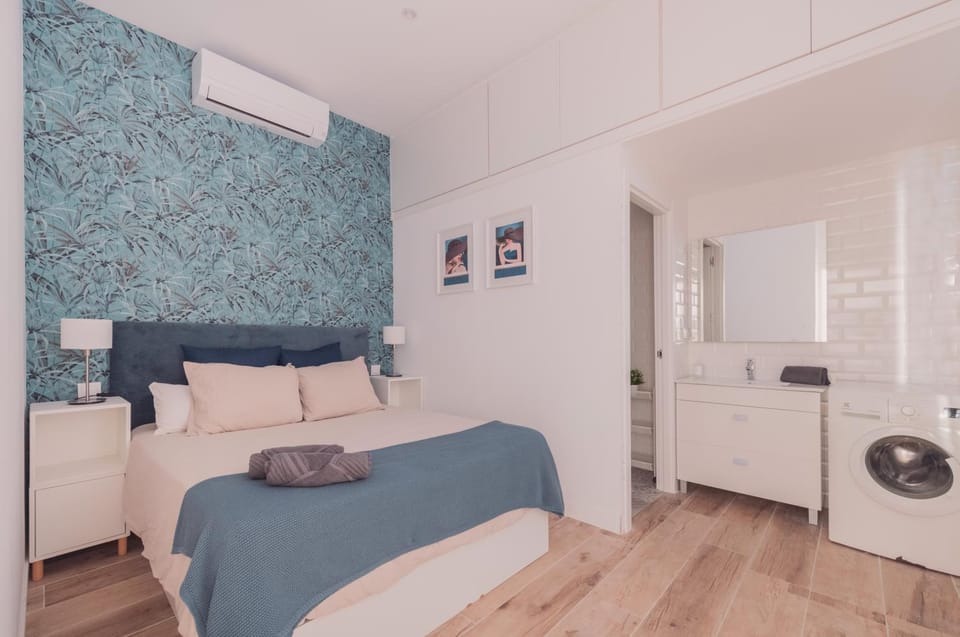 Bed, Photo of the whole room, Bedroom, towels, washing machine