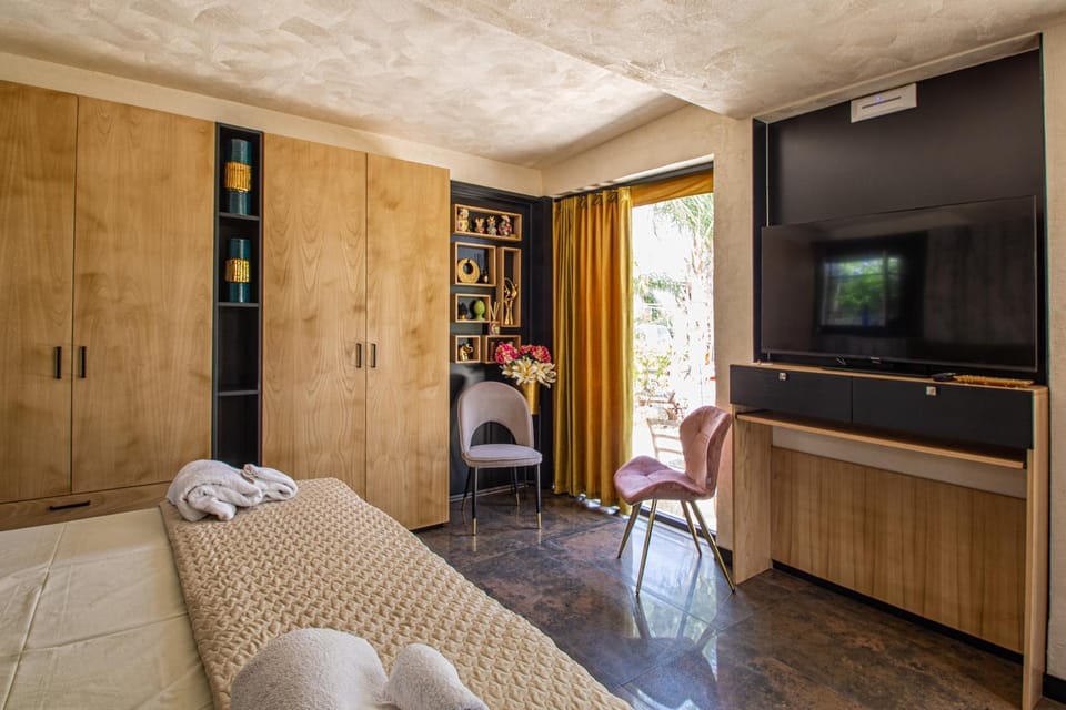 Bed, TV and multimedia, Living room, Photo of the whole room, Bedroom, wardrobe