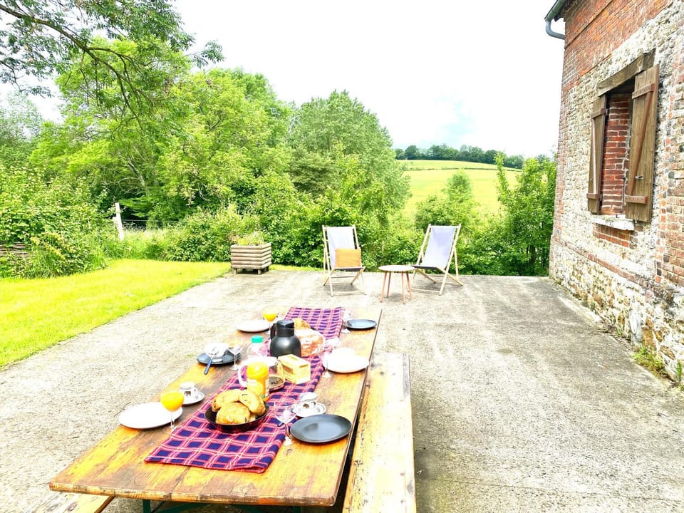 Patio, Spring, Day, Natural landscape, Dining area, Garden view