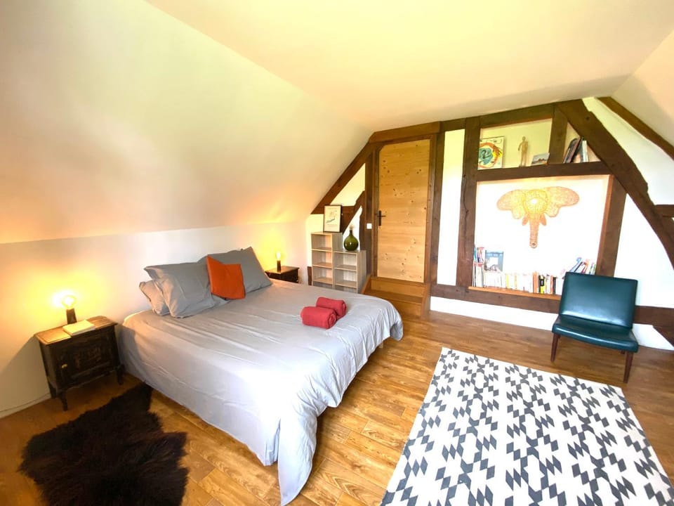Bed, Photo of the whole room, towels