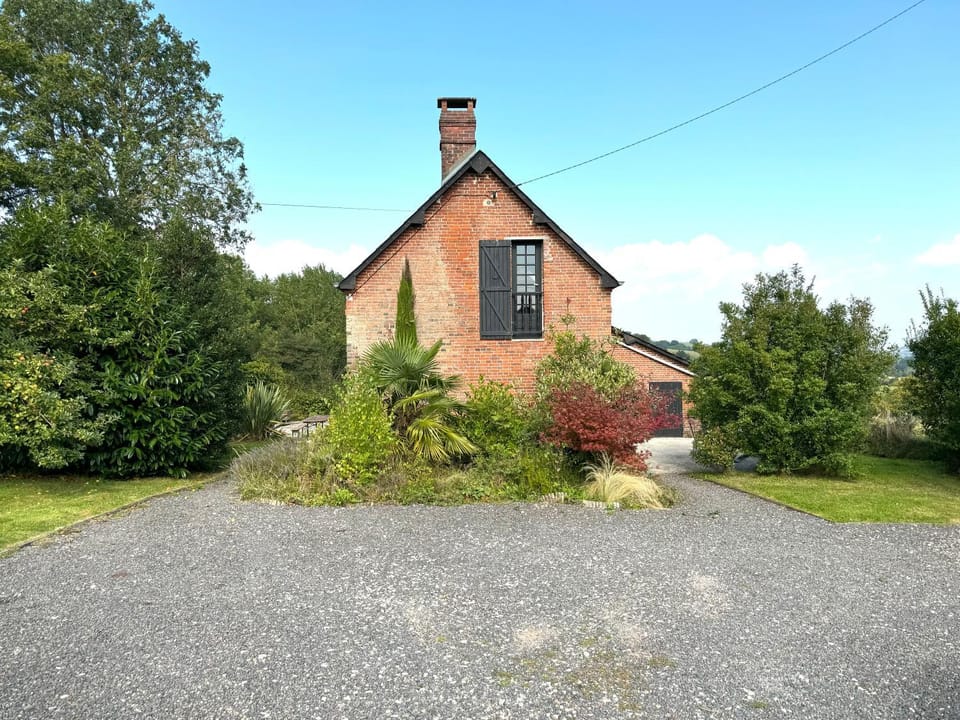 Property building, Garden, Pets, Parking